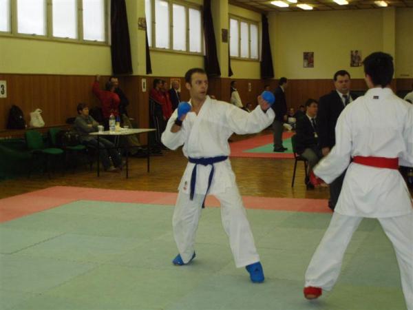 karate 080 (Medium).jpg (32073 bytes)